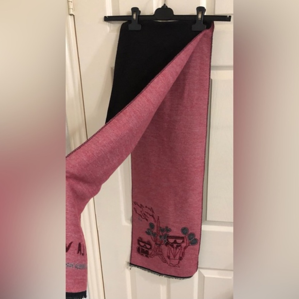 Karl Lagerfeld black & red two-toned C’est la vie reversible knit fringed scarf